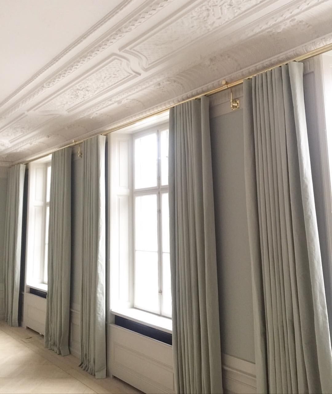 Cortinas sobre barra de latón
